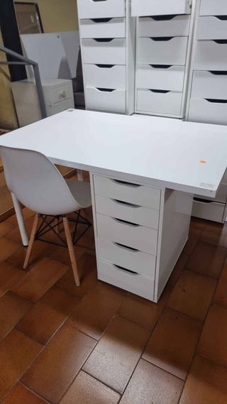Escritorio blanco con cajonera de 5 cajones