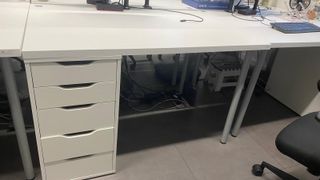 Escritorio blanco con cajonera de 5 cajones