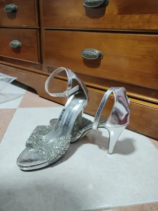 Zapatos de tacón plateados con brillos