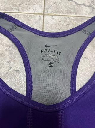 Top Deportivo Nike Morado Talla XS