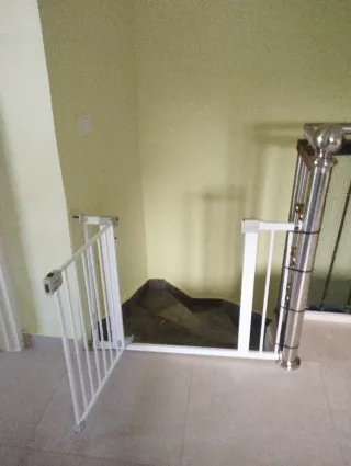 Puerta de seguridad blanca