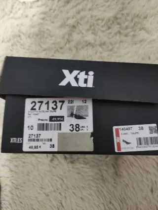 Zapatos de tacón beige y marrón