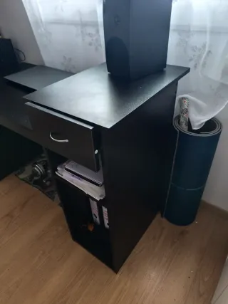 Escritorio negro con cajón y estantes