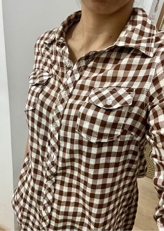 Camisa de cuadros marrón y blanco