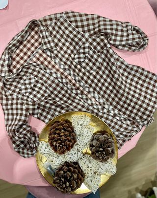 Camisa de cuadros marrón y blanco