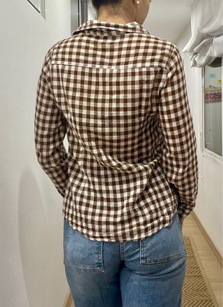 Camisa de cuadros marrón y blanco