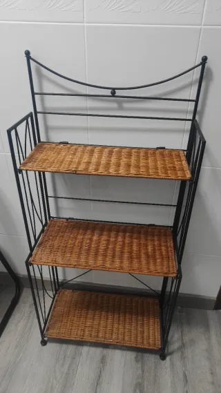 Estantería metálica con mimbre