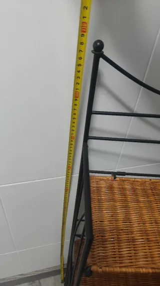 Estantería metálica con mimbre