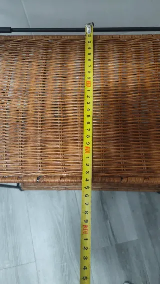 Estantería metálica con mimbre