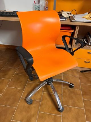 Escritorio modular, estantería, cajonera y silla.