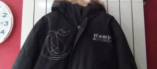 Chaqueta negra chico muy original.