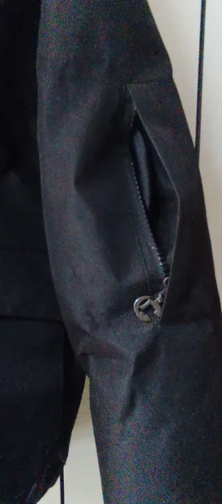 Chaqueta negra chico muy original.