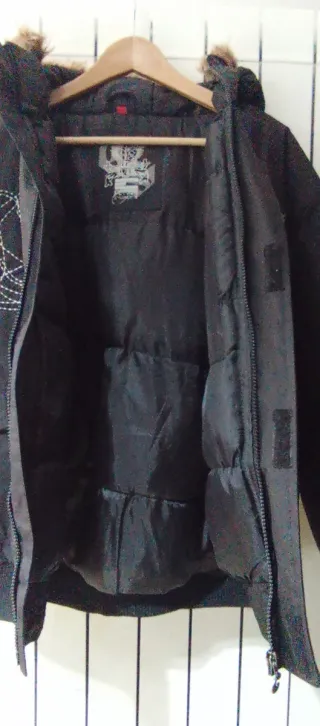 Chaqueta negra chico muy original.