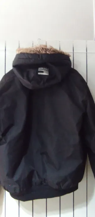 Chaqueta negra chico muy original.