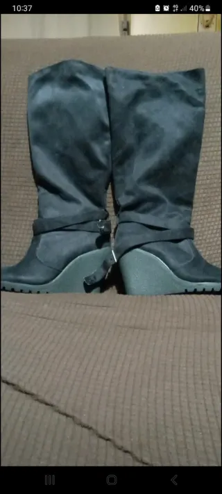 Botas altas negras con cuña