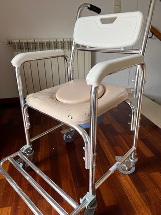 Silla ruedas baño con orinal