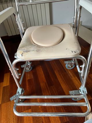 Silla ruedas baño con orinal