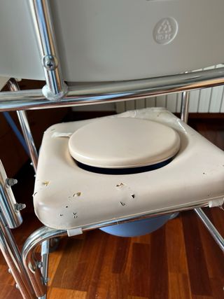 Silla ruedas baño con orinal