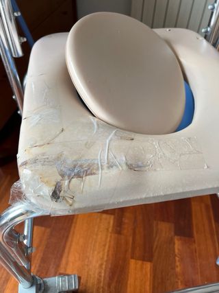 Silla ruedas baño con orinal