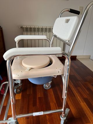 Silla ruedas baño con orinal
