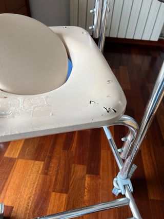 Silla ruedas baño con orinal