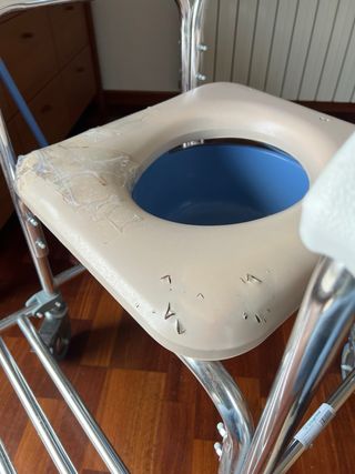Silla ruedas baño con orinal