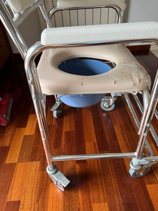 Silla ruedas baño con orinal
