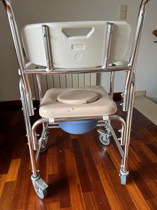 Silla ruedas baño con orinal