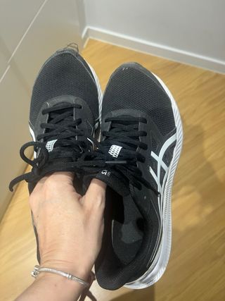 Zapatillas deportivas negras y blancas