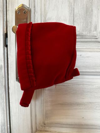Abrigo bebé y capota rojo terciopelo. 3 meses.