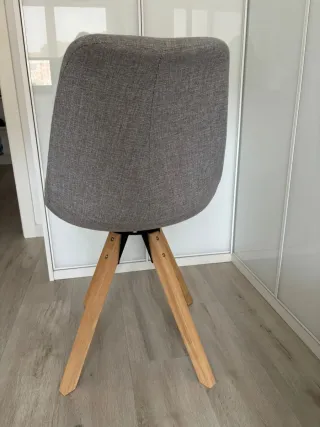 Silla de comedor gris con patas de madera