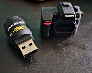 USB a forma di fotocamera Nikon