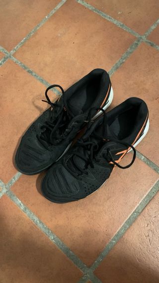 Zapatillas de pádel negras y naranjas
