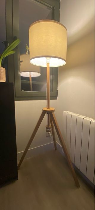Lámpara de pie trípode Ikea madera clara