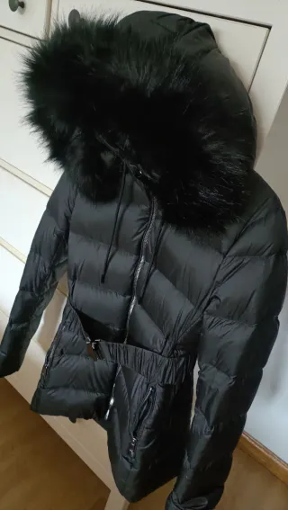 Plumífero negro con capucha y cinturón