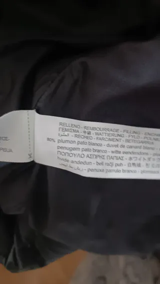 Plumífero negro con capucha y cinturón