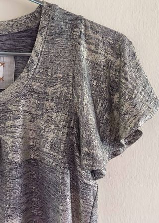 Top gris plateado de Anthropologie, XS