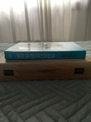 Bajo la misma estrella. Libro de romance