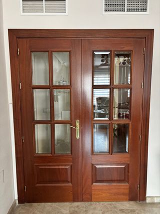 Puertas de madera con cristal.