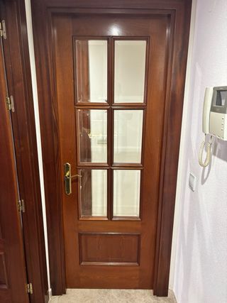 Puertas de madera con cristal.