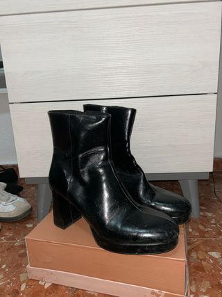 Botines tacón negros efecto piel