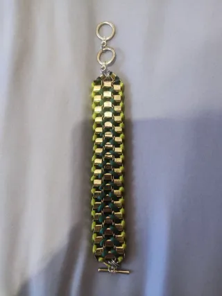 Pulsera de eslabones dorados y verdes