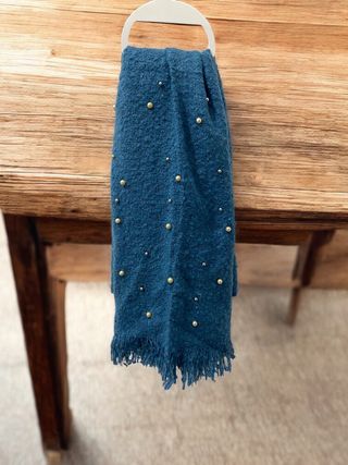 Bufanda azul con adornos