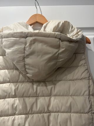 Chaleco acolchado ONLY con capucha beige