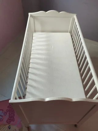 Cuna de bebé blanca con ruedas