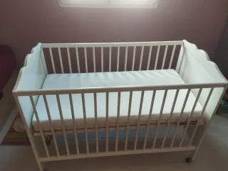 Cuna de bebé blanca con ruedas