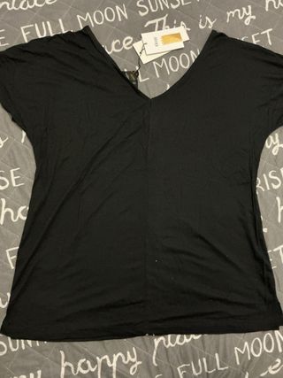 Camiseta Elogy Negra Cuello Pico Talla M