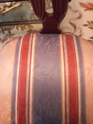 Sillón de brazos de madera y tela