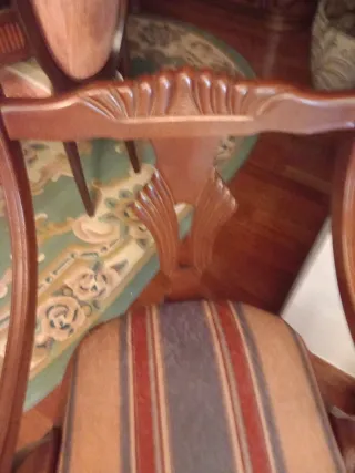 Sillón de brazos de madera y tela