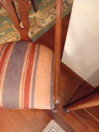 Sillón de brazos de madera y tela